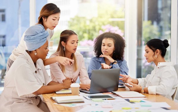 Comment les entreprises de services éducatifs peuvent-elles utiliser les réseaux sociaux pour attirer des étudiants internationaux ?
